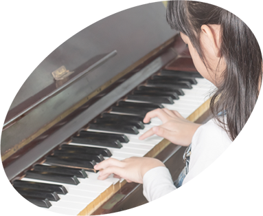 防音部屋でのピアノ演奏風景